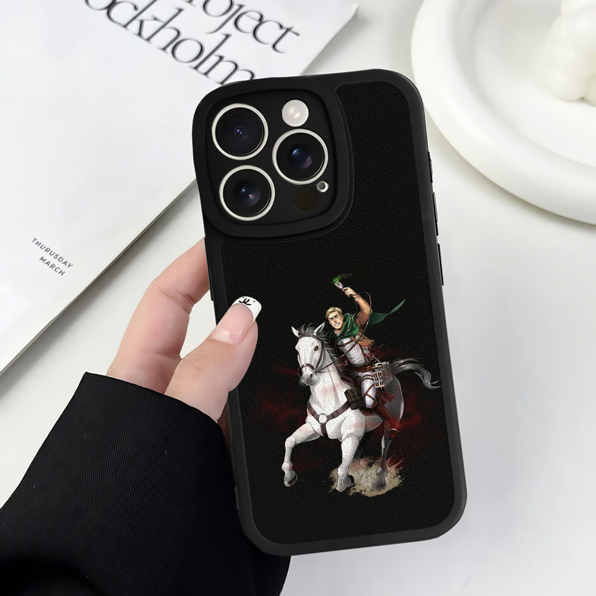 （画像用） 進撃の巨人 エルヴィン・スミス Attack on Titan Erwin Smith 【iPhone 16シリーズ対応】シリコンスマホケース（レザー調） 材質：シリコン